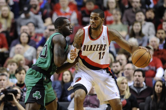 Brandon Bass (30), de los Celtics de Boston, trata de impedir el ataque de LaMarcus Aldridge (12), de los Trail Blazers en jugada de la primera mitad del duelo de NBA sostenido en Portland, Oregón, el sábado 11 de enero de 2014. Aldridge terminó con 21 puntos y 13 rebotes en triunfo de Tral Blazers por 112-104. (Foto AP/Greg Wahl-Stephens)