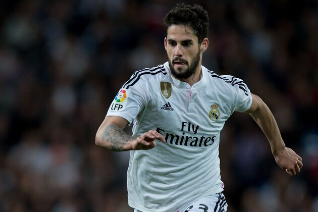 MADRID, SPAIN - APRIL 18: Francisco Roman Alarcon alias Isco of Real Madrid CF controls the ball during the La Liga match between Real Madrid CF and Malaga CF at Estadio Santiago Bernabeu on April 18, 2015 in Madrid, Spain.  (Photo by Gonzalo Arroyo Moreno/Getty Images)
