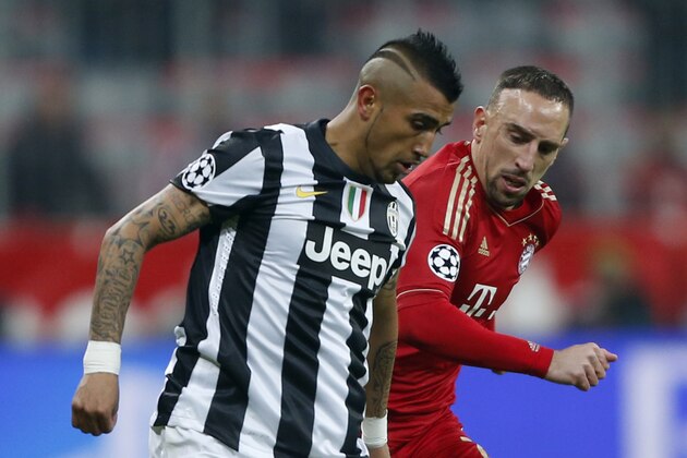 Juventus midfielder Arturo Vidal, of Chile, left, is challenged by Bayern's Franck Ribery of France during the Champions League quarterfinal first leg soccer match between Bayern Munich and Juventus Turin in Munich, Germany, Tuesday, April 2, 2013. (AP Photo/Matthias Schrader)