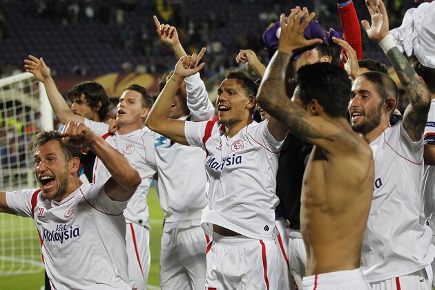 FLORENCE, ITALY - MAY 14: Players of FC Sevilla celebrate the victory after the UEFA Europa League Semi Final match between ACF Fiorentina and FC Sevilla on May 14, 2015 in Florence, Italy.  (Photo by Gabriele Maltinti/Getty Images)