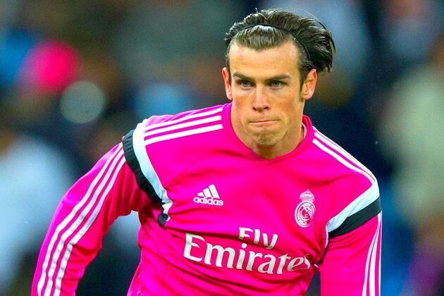 MADRID, SPAIN - MARCH 15: Gareth Bale of Real Madrid CF runs to the dressing room after his warming up before the La Liga match between Real Madrid CF and Levante UD at Estadio Santiago Bernabeu on March 15, 2015 in Madrid, Spain.  (Photo by Gonzalo Arroyo Moreno/Getty Images)