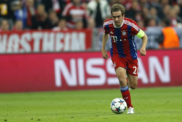 Bayern's Philipp Lahm controls the ball during the soccer Champions League quarterfinal second leg match between Bayern Munich and FC Porto at the Allianz Arena in Munich, southern Germany, Tuesday, April 21, 2015. (AP Photo/Michael Probst)