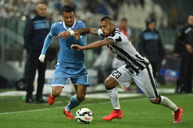TURIN, ITALY - APRIL 18:  Arturo Vidal (R) of Juventus FC competes with Felipe Anderson of SS Lazio during the Serie A match between Juventus FC and SS Lazio at Juventus Arena on April 18, 2015 in Turin, Italy.  (Photo by Valerio Pennicino/Getty Images)