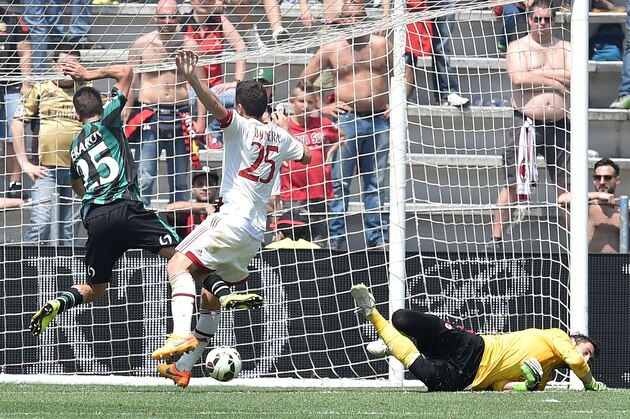 REGGIO NELL'EMILIA, ITALY - MAY 17:  Domenico Berardi of Sassuolo scores the  goal 3-2 during the Serie A match between US Sassuolo Calcio and AC Milan on May 17, 2015 in Reggio nell'Emilia, Italy.  (Photo by Giuseppe Bellini/Getty Images)