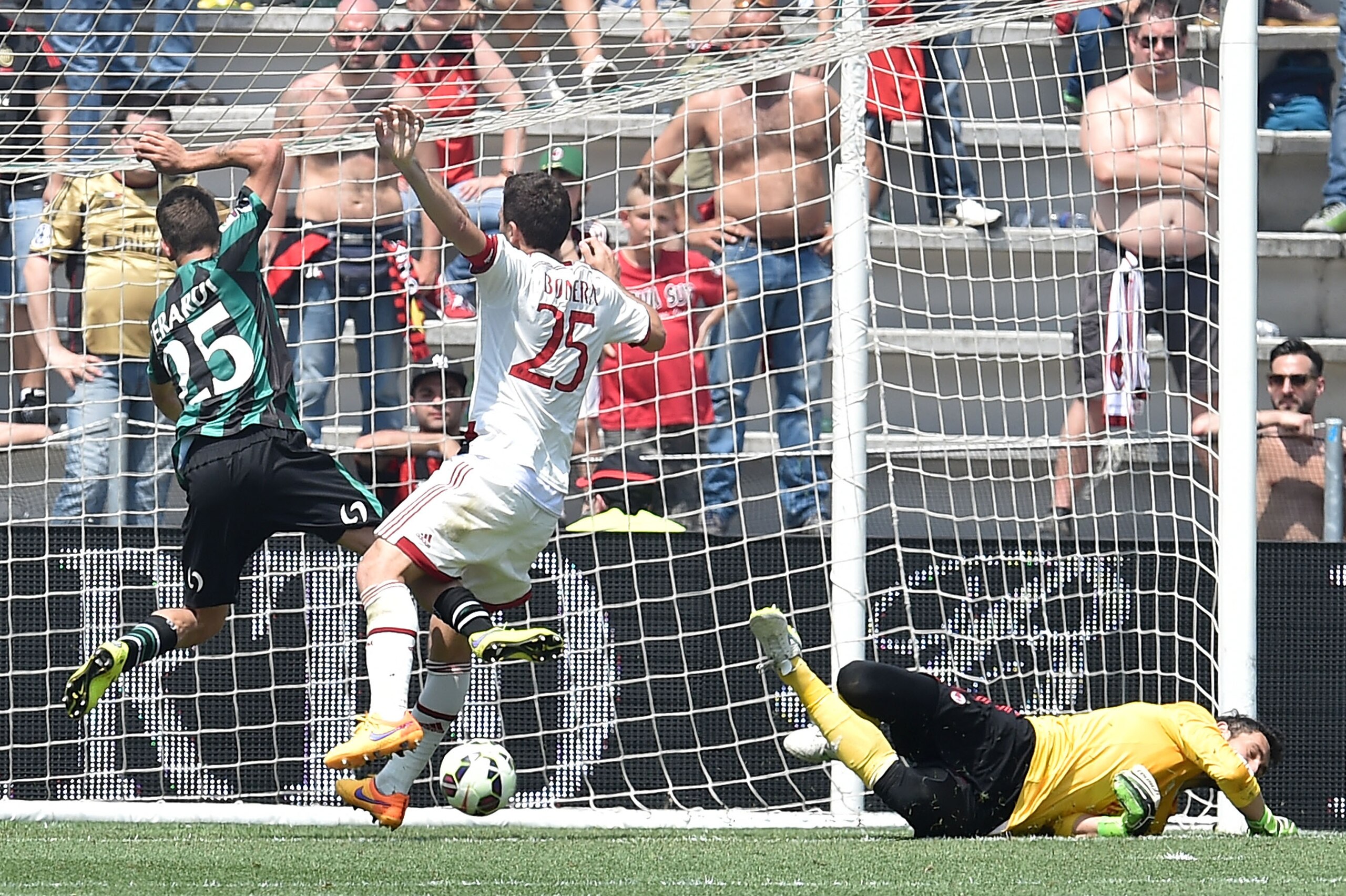 REGGIO NELL'EMILIA, ITALY - MAY 17: Domenico Berardi of Sassuolo scores the goal 3-2 during the Serie A match between US Sassuolo Calcio and AC Milan on May 17, 2015 in Reggio nell'Emilia, Italy. (Photo by Giuseppe Bellini/Getty Images) REGGIO NELL'EMILIA, ITALY - MAY 17: Domenico Berardi of Sassuolo scores the goal 3-2 during the Serie A match between US Sassuolo Calcio and AC Milan on May 17, 2015 in Reggio nell'Emilia, Italy. (Photo by Giuseppe Bellini/Getty Images)