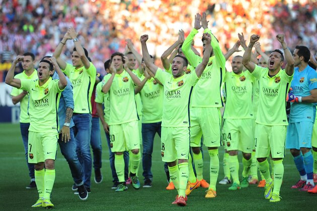 MADRID, SPAIN - MAY 17:  FC Barcelona players celebrate after winning the La Liga at the end of the La Liga match between Club Atletico de Madrid and FC Barcelona at Vicente Calderon Stadium on May 17, 2015 in Madrid, Spain.  (Photo by Denis Doyle/Getty Images)