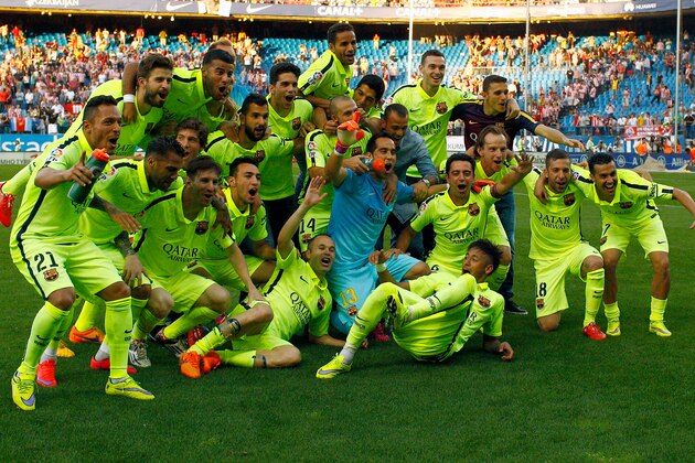 MADRID, SPAIN - MAY 17:  Barcelona players celebrate winning the title after the La Liga match between Club Atletico de Madrid and FC Barcelona at Vicente Calderon Stadium on May 17, 2015 in Madrid, Spain. Barcelona are champions after a 1-0 victory. (Photo by Gonzalo Arroyo Moreno/Getty Images)