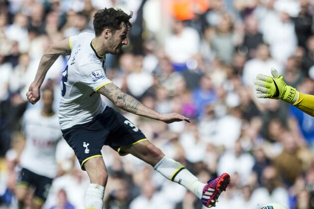 Tottenham Hotspurs's Ryan Mason, tries to score past Manchester City's Joe Hart, during the English Premier League soccer match between Tottenham Hotspurs and Manchester City, at White Hart Lane Stadium in London, Sunday, May 3, 2015. (AP Photo/Bogdan Maran)