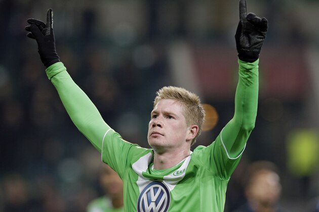 Wolfsburg's Kevin De Bruyne celebrates after scoring his side's thrid goal during the Europa League round of sixteen first leg soccer match between VfL Wolfsburg and FC Internazionale Milano in Wolfsburg, Germany, Thursday, March 12, 2015. (AP Photo/Michael Sohn)