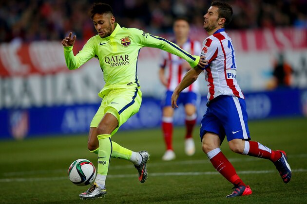 MADRID, SPAIN - JANUARY 28: Neymar JR. (L) of FC Barcelona competes for the ball with Gabi Fernandez (R) of Atletico de Madrid during the Copa del Rey Round of 8 second leg match between Club Atletico de Madrid and FC Barcelona at Vicente Calderon Stadium on January 28, 2015 in Madrid, Spain.  (Photo by Gonzalo Arroyo Moreno/Getty Images)