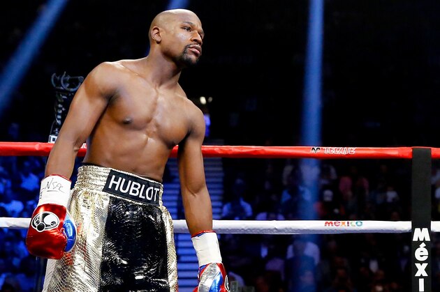 LAS VEGAS, NV - MAY 02:  Floyd Mayweather Jr. in the ring before taking on Manny Pacquiao in their welterweight unification championship bout on May 2, 2015 at MGM Grand Garden Arena in Las Vegas, Nevada.  (Photo by Al Bello/Getty Images)