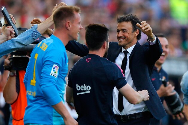 MADRID, SPAIN - MAY 17:  Luis Enrique manager of Barcelona celebrates with players and staff as they win the title after the La Liga match between Club Atletico de Madrid and FC Barcelona at Vicente Calderon Stadium on May 17, 2015 in Madrid, Spain. Barcelona are champions after a 1-0 victory.  (Photo by Gonzalo Arroyo Moreno/Getty Images)
