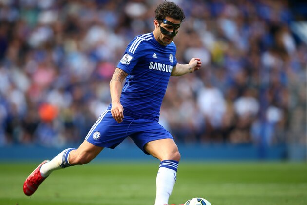 LONDON, ENGLAND - MAY 10:  Cesc Fabregas of Chelsea passes the ball during the Barclays Premier League match between Chelsea and Liverpool at Stamford Bridge on May 10, 2015 in London, England.  (Photo by Clive Rose/Getty Images)