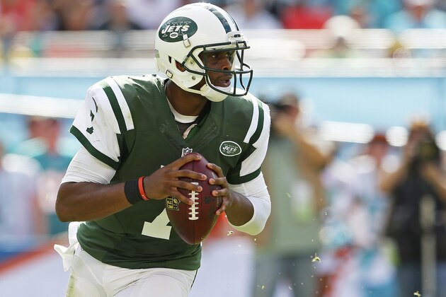 MIAMI GARDENS, FL - DECEMBER 28:  Quarterback Geno Smith #7 of the New York Jets looks for a receiver in the second quarter during a game against the Miami Dolphins at Sun Life Stadium on December 28, 2014 in Miami Gardens, Florida.  (Photo by Mike Ehrmann/Getty Images)