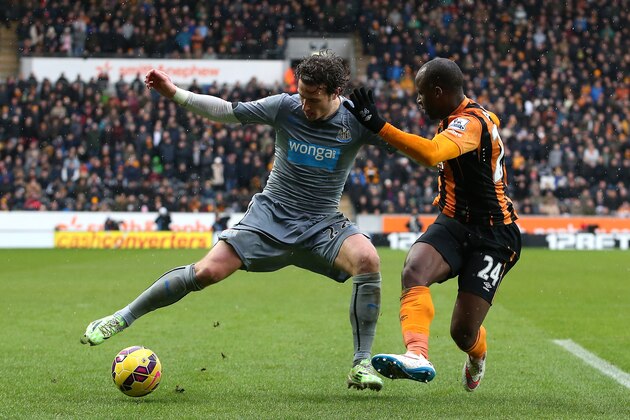 HULL, ENGLAND - JANUARY 31:  Daryl Janmaat of Newcastle United battles with Sone Aluko of Hull City during the Barclays Premier League match between Hull City and Newcastle United at KC Stadium on January 31, 2015 in Hull, England.  (Photo by Jan Kruger/Getty Images)