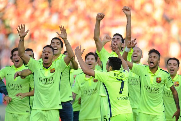 MADRID, SPAIN - MAY 17:  FC Barcelona players celebrate after winning the La Liga at the end of the La Liga match between Club Atletico de Madrid and FC Barcelona at Vicente Calderon Stadium on May 17, 2015 in Madrid, Spain.  (Photo by Denis Doyle/Getty Images)