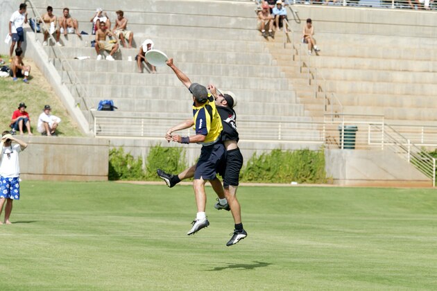 HONOLULU, HAWAII - AUGUST 10:  A member of team Death or Glory (DoG) from Boston (L) hauls in a pass during the men's open championship game against Santa Barbara's team Condor. Team Condor won the match 14 -12 over DoG in Honolulu, Hawaii on August 10, 2002. 120 teams from 24 countries compete for World Champion honors in four divisions of Ultimate Frisbee. (Photo by Phil Mislinski/Getty Images)