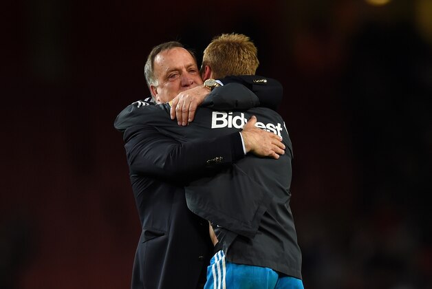 LONDON, ENGLAND - MAY 20:  Dick Advocaat, Manager of Sunderland embraces Sebastian Larsson of Sunderland following the final whistle as Sunderland avoid relegation during the Barclays Premier League match between Arsenal and Sunderland at Emirates Stadium on May 20, 2015 in London, England.  (Photo by Shaun Botterill/Getty Images)
