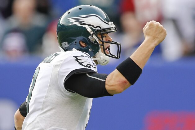 Mark Sánchez, de los Eagles de Filadelfia, festeja luego de lanzar un pase de anotación a Brent Celek en el partido del domingo 28 de diciembre de 2014, frente a los Giants de Nueva York (AP Foto/Julio Cortez)
