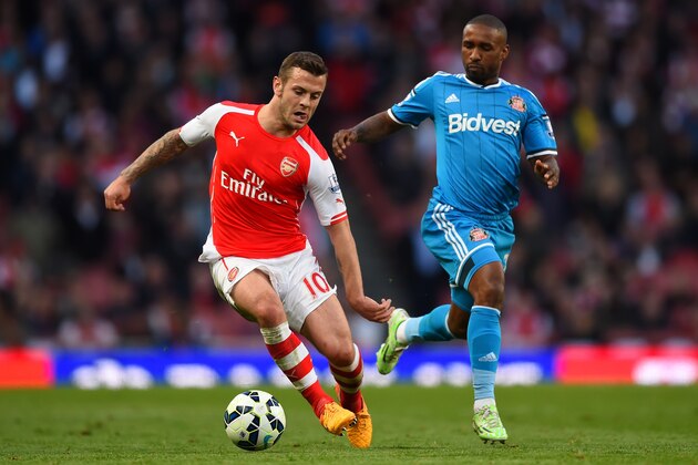 LONDON, ENGLAND - MAY 20:  Jack Wilshere of Arsenal holds off Jermain Defoe of Sunderland during the Barclays Premier League match between Arsenal and Sunderland at Emirates Stadium on May 20, 2015 in London, England.  (Photo by Shaun Botterill/Getty Images)