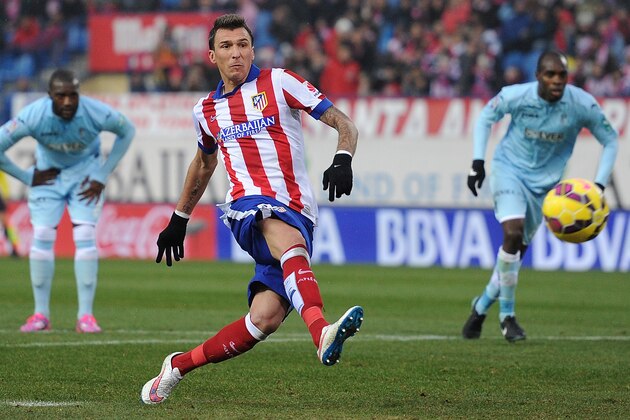 MADRID, SPAIN - JANUARY 18:  Mario Mandzukic of Club Atletico de Madrid scores from the penalty spot during the La Liga match between Club Atletico de Madrid and Granada CF  at Vicente Calderon Stadium on January 18, 2015 in Madrid, Spain.  (Photo by Denis Doyle/Getty Images)