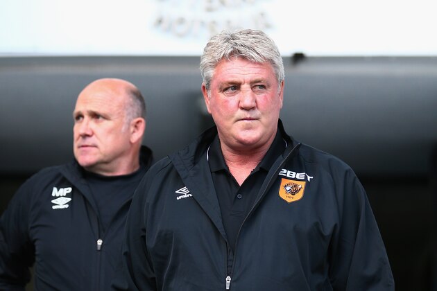 LONDON, ENGLAND - MAY 16:  Steve Bruce manager of Hull City looks on uring the Barclays Premier League match between  Tottenham Hotspur and Hull City at White Hart Lane on May 16, 2015 in London, England.  (Photo by Paul Gilham/Getty Images)
