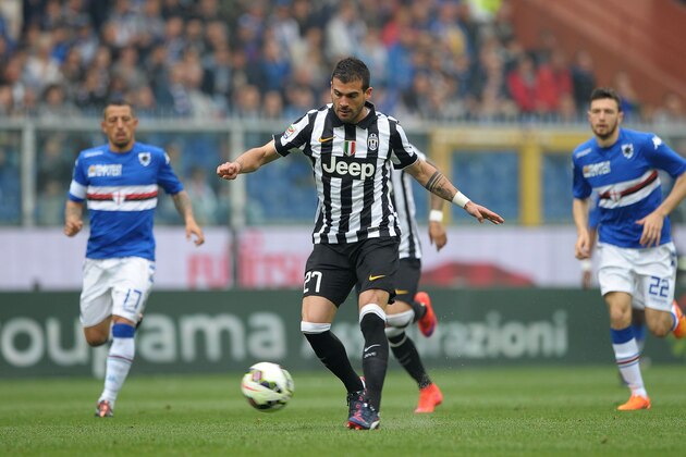 Juventus' Stefano Sturaro kicks the ball during a Serie A soccer match between Sampdoria and Juventus, at the Luigi Ferraris stadium in Genoa, Italy, Saturday May 2, 2015. (AP Photo/Carlo Baroncini)