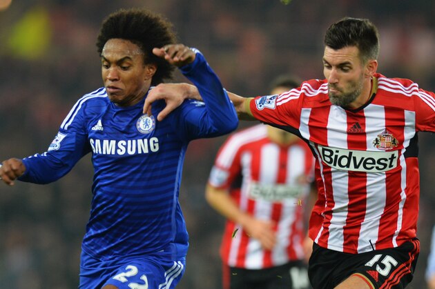 SUNDERLAND, ENGLAND - NOVEMBER 29:  Willian of Chelsea holds off Anthony Reveillere of Sunderland during the Barclays Premier League match between Sunderland and Chelsea at Stadium of Light on November 29, 2014 in Sunderland, England.  (Photo by Tony Marshall/Getty Images)