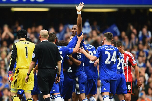 LONDON, ENGLAND - MAY 24:  Didier Drogba of Chelsea is lifted by his team mates as he is substituted during the Barclays Premier League match between Chelsea and Sunderland at Stamford Bridge on May 24, 2015 in London, England.  (Photo by Laurence Griffiths/Getty Images)