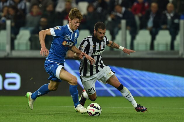 TURIN, ITALY - APRIL 04:  Stefano Sturaro (R) of Juventus FC is challenged by Daniele Rugani of Empoli FC during the Serie A match between Juventus FC and Empoli FC at Juventus Arena on April 4, 2015 in Turin, Italy.  (Photo by Valerio Pennicino/Getty Images)
