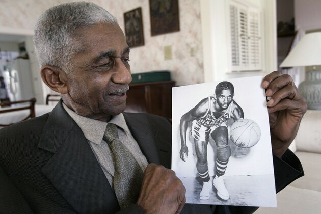 FILE - In this Feb. 14, 2008, file photo, former Harlem Globetrotters great Marques Haynes holds a photo circa 1951 of himself  in his Globetrotters uniform, in Plano, Texas. Haynes died Friday, May 22, 2015, in Plano, Texas. He was 89.  (AP Photo/Tony Gutierrez, File)