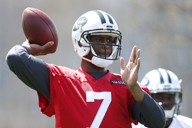 New York Jets quarterback Geno Smith throws during voluntary minicamp ahead of the NFL football season, Tuesday, April 28, 2015, in Florham Park, N.J. (AP Photo/Julio Cortez)