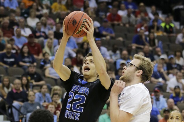 Georgia State's R.J. Hunter (22) gets off a shot against Xavier 's Matt Stainbrook during the first half of an NCAA tournament third round college basketball game, Saturday, March 21, 2015, in Jacksonville, Fla. (AP Photo/Chris O'Meara)