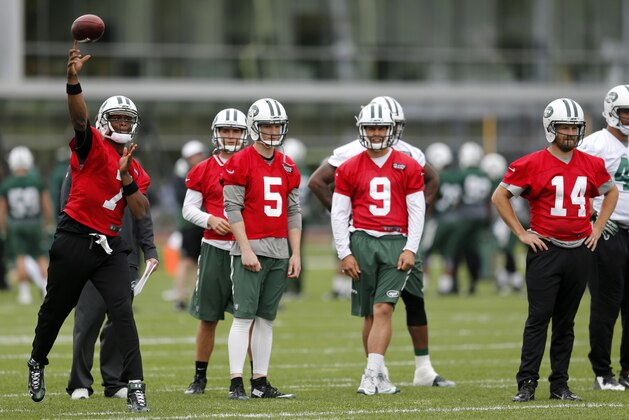 New York Jets quarterback Geno Smith (7) throws as quarterbacks Matt Simms (5), Bryce Petty (9), and Ryan Fitzpatrick (14) look on during an NFL football organized team activity, Wednesday, May 20, 2015, in Florham Park, N.J. (AP Photo/Julio Cortez)