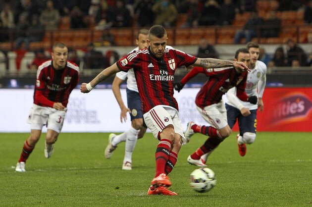 MILAN, ITALY - MARCH 07:  Jeremy Menez of AC Milan scores his goal from the penalty spot during the Serie A match between AC Milan and Hellas Verona FC at Stadio Giuseppe Meazza on March 7, 2015 in Milan, Italy.  (Photo by Marco Luzzani/Getty Images)