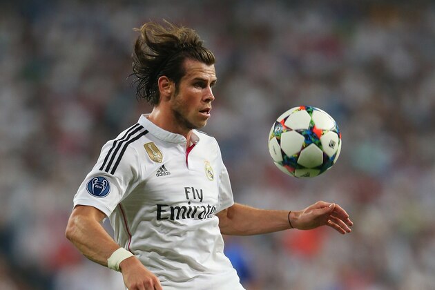 MADRID, SPAIN - MAY 13:  Gareth Bale of Real Madrid CF controls the ball during the UEFA Champions League Semi Final second leg match between Real Madrid CF and Juventus at Estadio Santiago Bernabeu on May 13, 2015 in Madrid, Spain.  (Photo by Alex Livesey/Getty Images)