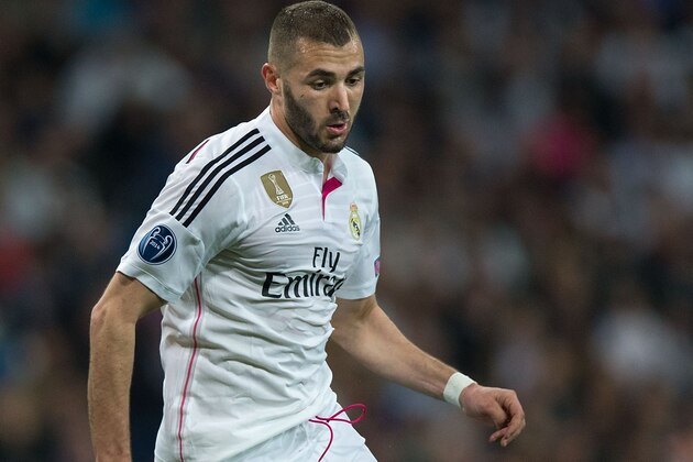 MADRID, SPAIN - MARCH 10: Karim Benzema of Real Madrid CFcontrols the ball during the UEFA Champions League round of 16 second leg match between Real Madrid CF and FC Schalke 04 at Estadio Santiago Bernabeu on March 10, 2015 in Madrid, Spain.  (Photo by Gonzalo Arroyo Moreno/Getty Images)