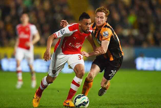 HULL, ENGLAND - MAY 04:  Francis Coquelin of Arsenal battles with Stephen Quinn of Hull City during the Barclays Premier League match between Hull City and Arsenal at KC Stadium on May 4, 2015 in Hull, England.  (Photo by Laurence Griffiths/Getty Images)