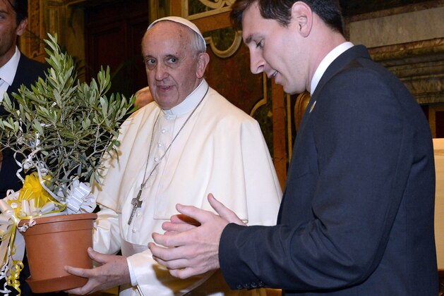 VATICAN CITY, VATICAN - AUGUST 13:  Pope Francis exchanges gifts with Gianluigi Buffon of Italy and Lionel Messi of Argentina (R) during a private audience at The Vatican on August 13, 2013 in Vatican City, Vatican.  (Photo by Claudio Villa/Getty Images)