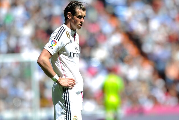 MADRID, SPAIN - APRIL 05:  Gareth Bale of Real Madrid CF gets ready to take a free kick during the La Liga match between Real Madrid CF and Granada CF at Estadio Santiago Bernabeu on April 5, 2015 in Madrid, Spain.  (Photo by Denis Doyle/Getty Images)