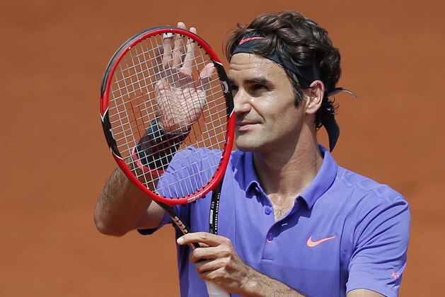Switzerland's Roger Federer thanks the audience after defeating Spain's Marcel Granollers during their second round match of the French Open tennis tournament at the Roland Garros stadium, Wednesday, May 27, 2015 in Paris. (AP Photo/Christophe Ena)