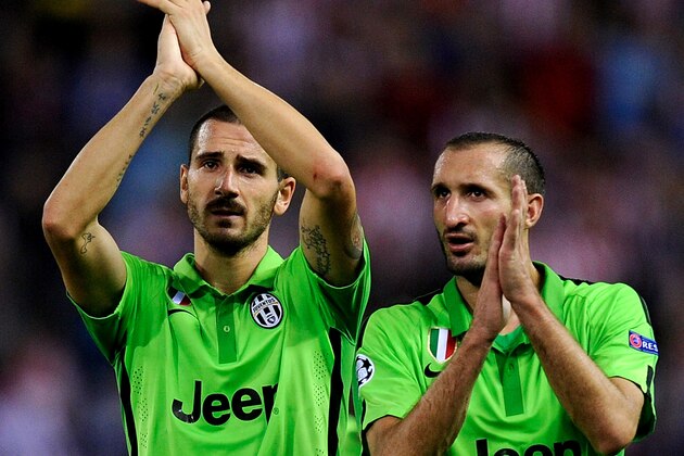 MADRID, SPAIN - OCTOBER 01:  Leonardo Bonucci (L) and Giorgio Chiellini of Juventus applaud Juventus fans after losing 1-0 to Clun Atletico de Madrid during the UEFA Champions League Group A match between Club Atletico de Madrid and Juventus at Vicente Calderon Stadium on October 1, 2014 in Madrid, Spain.  (Photo by Denis Doyle/Getty Images)