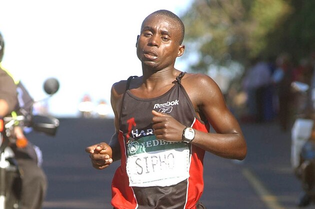 Sipho Ngomane, of South Africa, on his way to winning the Comrades Marathon in Durban, South Africa, Thursday June 16 2005. Ngomane won the 80th running of the 56-mile (89.17 kilometer) marathon between Pietermaritzburg and Durban in five hours, 27 minutes and 10 seconds. (AP Photo/Mark Wing)