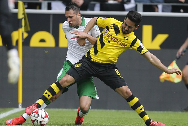 Bremen's Eljero Elia from the Netherlands, left, and Dortmund's Ilkay Gundogan challenge for the ball during the German first division Bundesliga soccer match between BvB Borussia Dortmund  and  SV Werder Bremen in Dortmund, Germany, Saturday, May 23, 2015. (AP Photo/Frank Augstein)