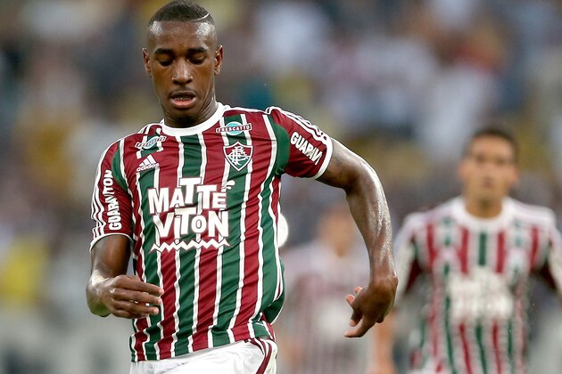 RIO DE JANEIRO, BRAZIL - MAY 24:  Gerson #30 of Fluminense advances the ball against Corinthians during their Brasileirao Series A 2015 match at Maracana Stadium on May 24, 2015 in Rio de Janeiro, Brazil.  (Photo by Matthew Stockman/Getty Images)