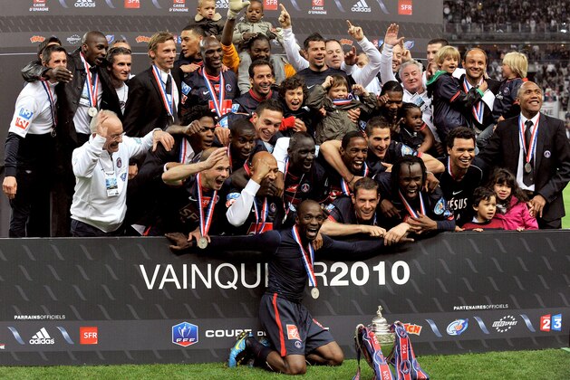 PARIS - MAY 01: French midfielder and captain Claude Makelele (front) celebrates with the Paris Saint Germain football club teammates after winning the French football Cup final between Paris Saint Germain and A.S Monaco at Stade de France on May 1, 2010 in Paris, France. Paris Saint Germain won 1-0. (Photo by Pascal Le Segretain/Getty Images)