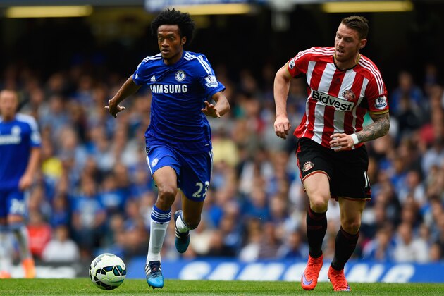 LONDON, ENGLAND - MAY 24:  Juan Cuadrado of Chelsea and Connor Wickham of Sunderland compete for the ball during the Barclays Premier League match between Chelsea and Sunderland at Stamford Bridge on May 24, 2015 in London, England.  (Photo by Mike Hewitt/Getty Images)