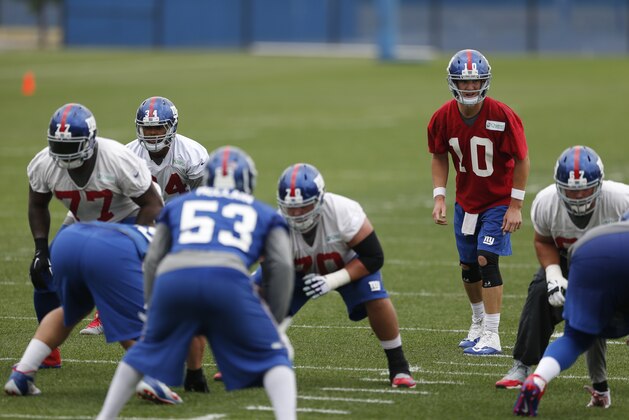 New York Giants quarterback Eli Manning (10) runs a play during an NFL football organized team activity, Wednesday, May 27, 2015, in East Rutherford, N.J. (AP Photo/Julio Cortez)