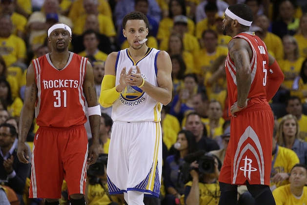 Golden State Warriors guard Stephen Curry (30) stands between Houston Rockets guard Jason Terry (31) and forward Josh Smith (5) during the first half of Game 5 of the NBA basketball Western Conference finals in Oakland, Calif., Wednesday, May 27, 2015. (AP Photo/Ben Margot)
