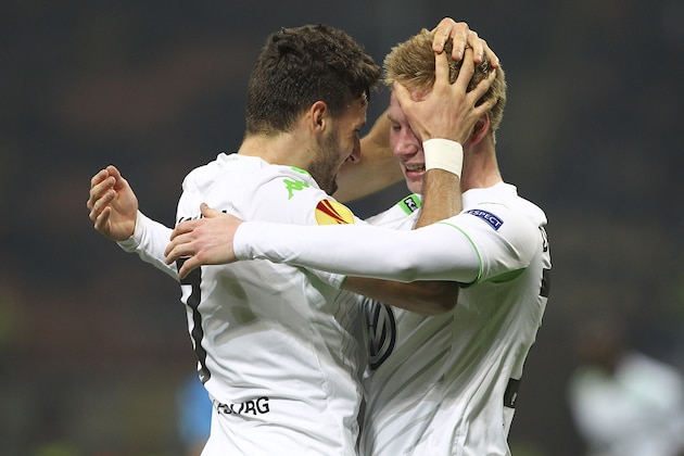 MILAN, ITALY - MARCH 19:  Daniel Caligiuri (L) of VfL Wolfsburg celebrates with his teammate Kevin De Bruyne after scoring the opening goal during the UEFA Europa League Round of 16 match between FC Internazionale Milano and VfL Wolfsburg at Stadio Giuseppe Meazza on March 19, 2015 in Milan, Italy.  (Photo by Marco Luzzani/Getty Images)